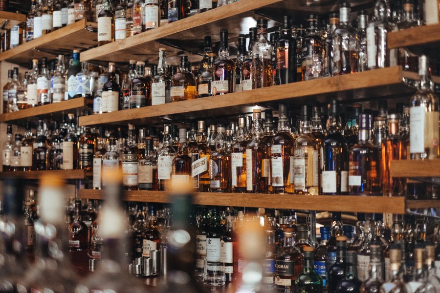 Bar na alkohol do bytu: jaké jsou jeho výhody a jak na výběr v roce 2024