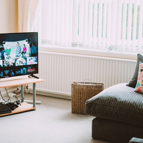 Televize v rohu místnosti: které zásady dodržet?