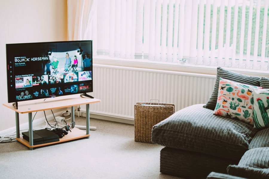 Televize v rohu místnosti: které zásady dodržet?
